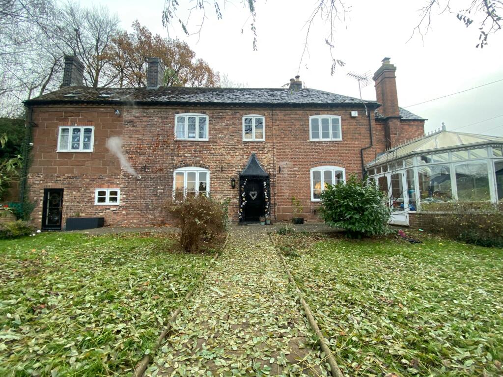 4 bedroom link detached house for rent in The Village, Hartlebury