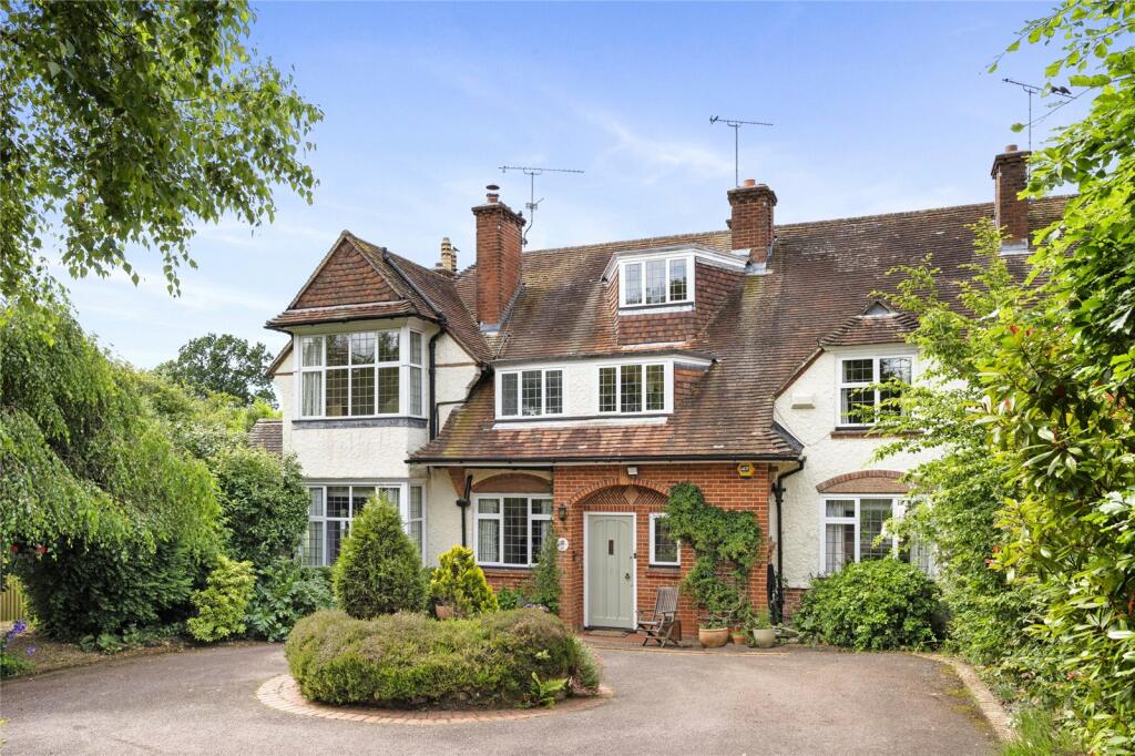 6 bedroom semidetached house for sale in Lucastes Road, Haywards Heath