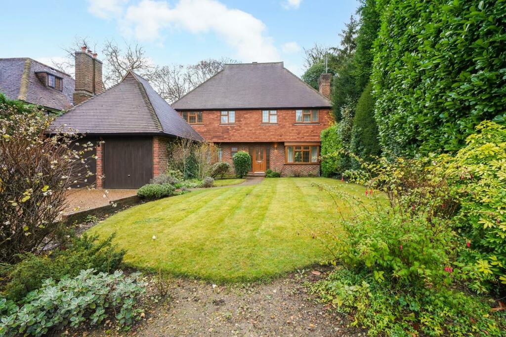 5 bedroom detached house for rent in Clive Road, Esher, KT10