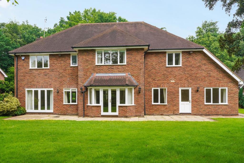 5 bedroom detached house for rent in Englemere Park, Oxshott, KT22