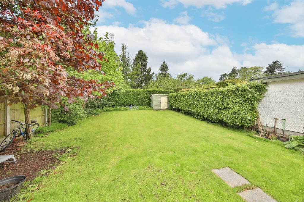 3 bedroom detached house for sale in Chatsworth Avenue, Brampton