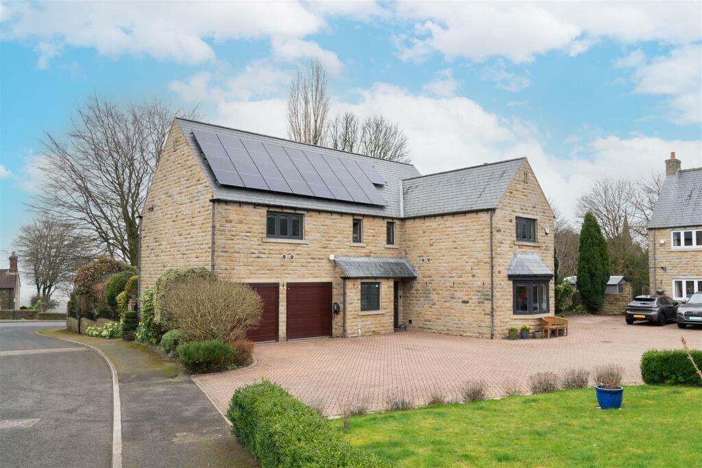 4 bedroom detached house for sale in Heath Common, Heath Village