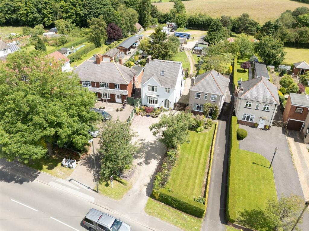 3 bedroom detached house for sale in Chesterfield Road, Temple