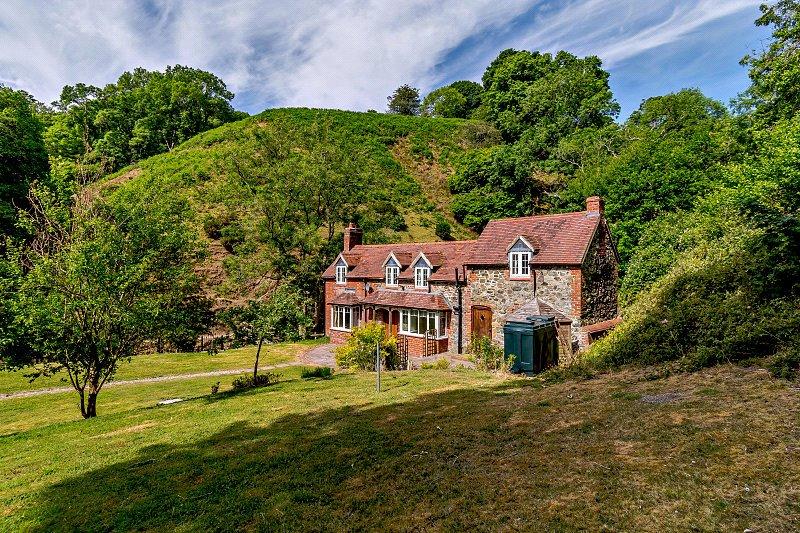 3 bedroom detached house for sale in Ashes Cottage, Little Stretton