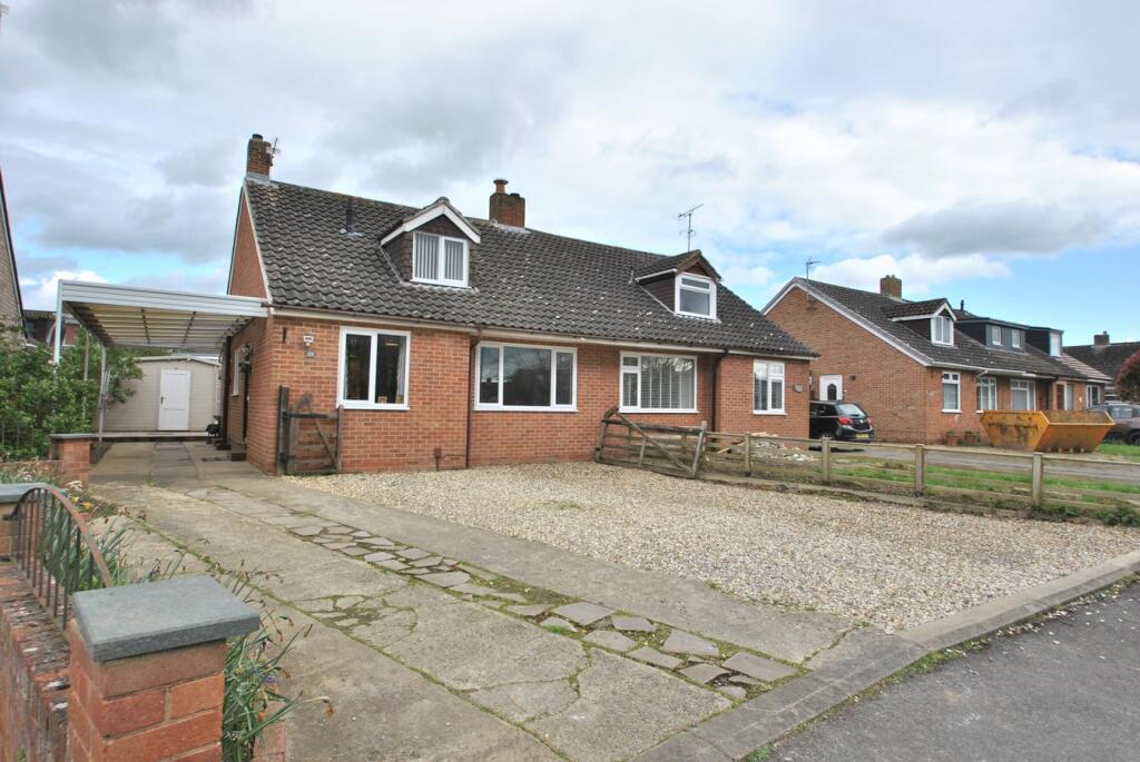 3 bedroom semidetached house for sale in Oakfield Road, Cleeve