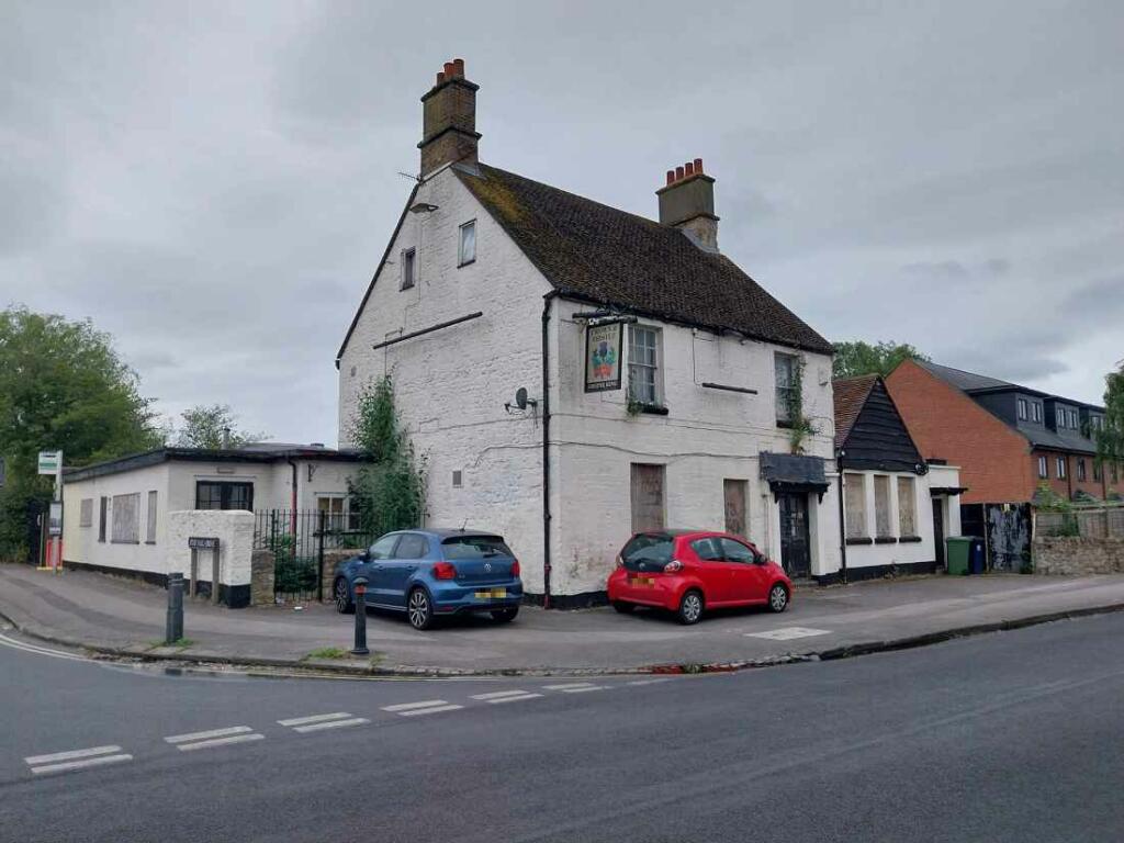 Main image of property: W-420828 - Crown & Thistle, 132 Old Road, Headington OX3 8SX