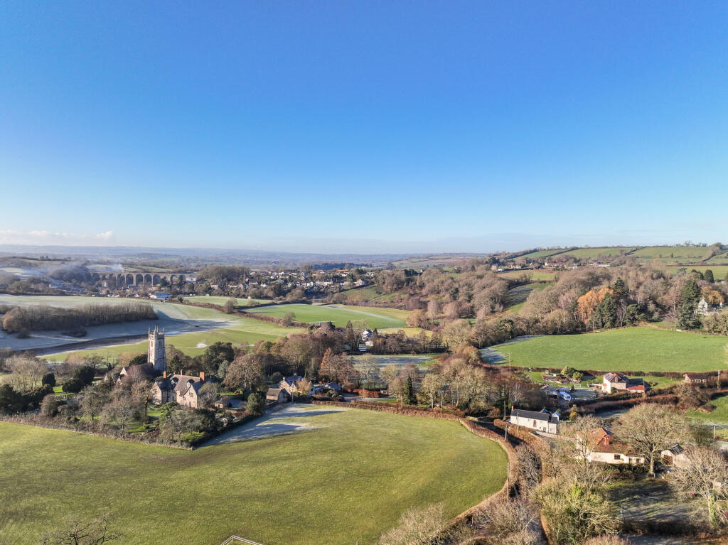 Additional property image - Detached four bedroom property with separate paddock in approximately 3/4 of an acre and buildings - Publow