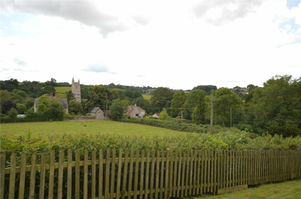 Additional property image - Detached four bedroom property with separate paddock in approximately 3/4 of an acre and buildings - Publow