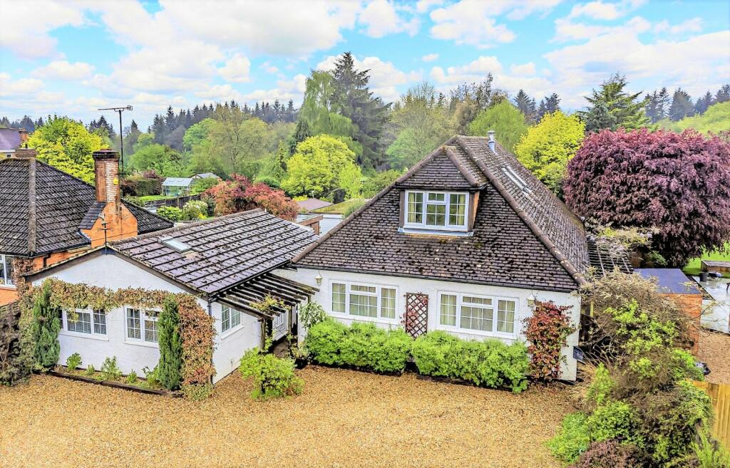 4 bedroom detached house for sale in Pangbourne Road, Upper Basildon