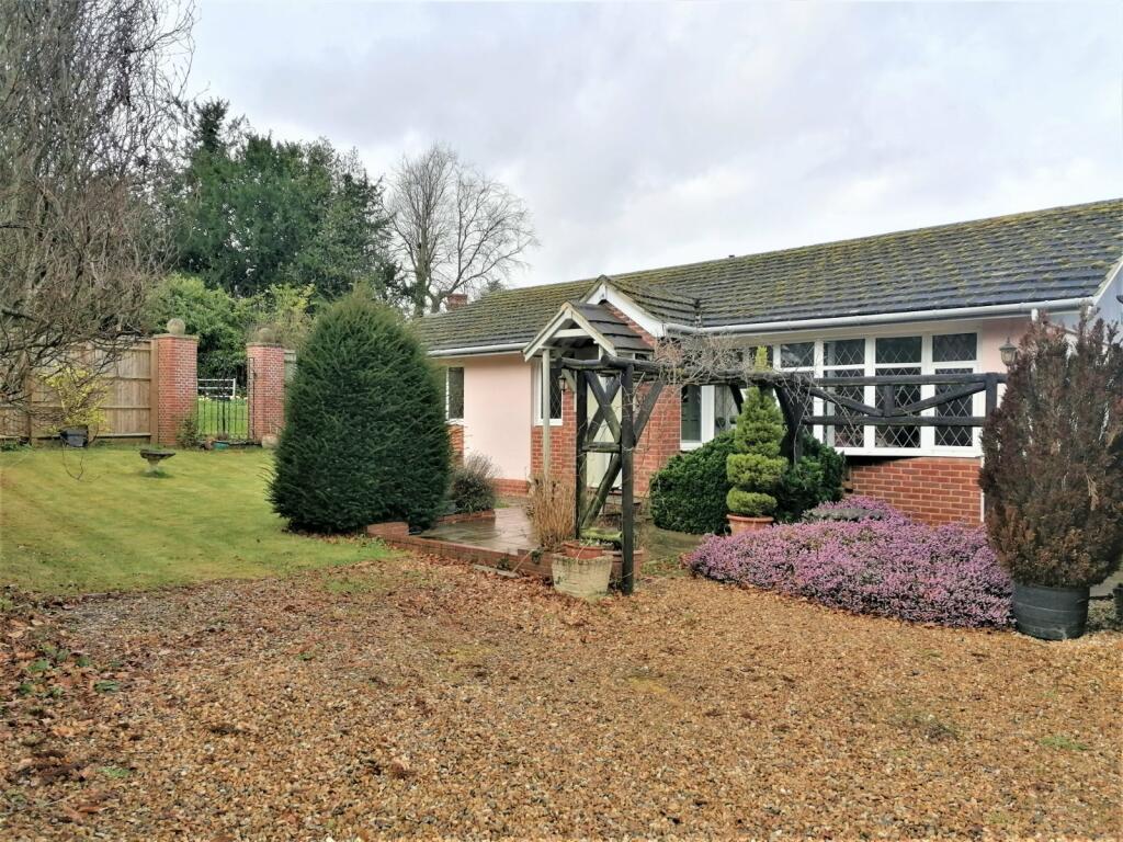 3 bedroom bungalow for sale in Tidmarsh Road, Pangbourne, Berkshire, RG8