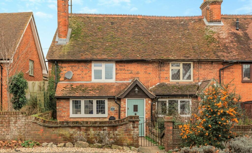 2 bedroom end of terrace house for sale in Hook Road, North Warnborough