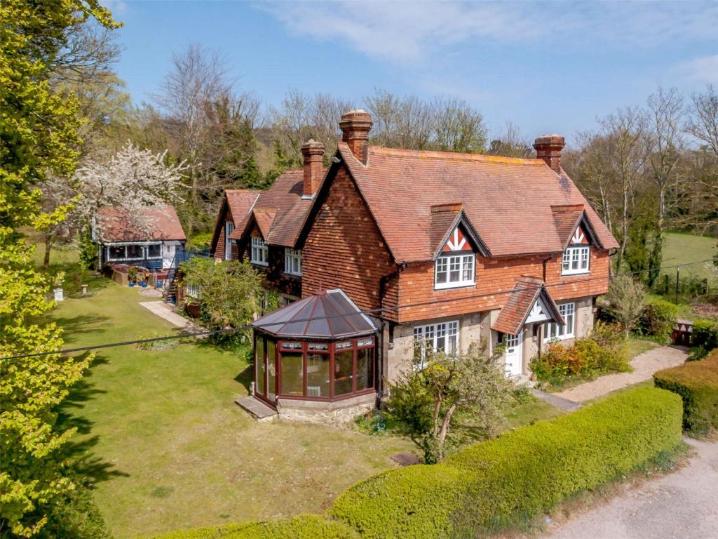 6 bedroom detached house for sale in Harple Lane, Detling, Maidstone