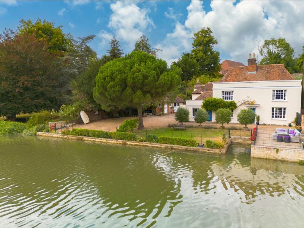 Main image of property: High Street, Aylesford, Kent
