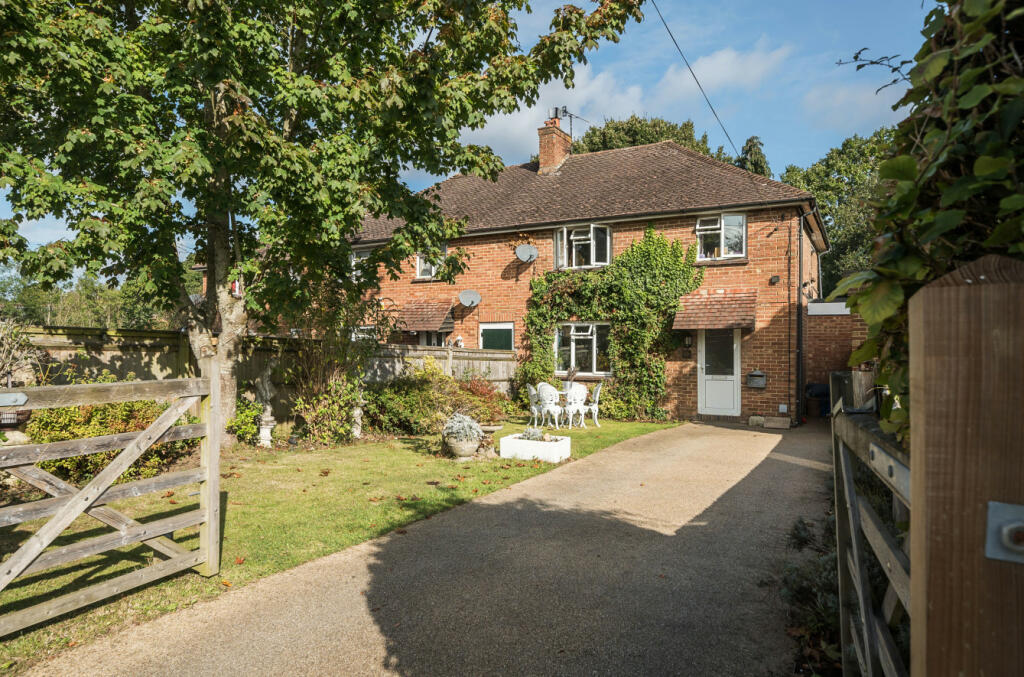 3 bedroom end of terrace house for sale in Stonedene Close, Forest Row