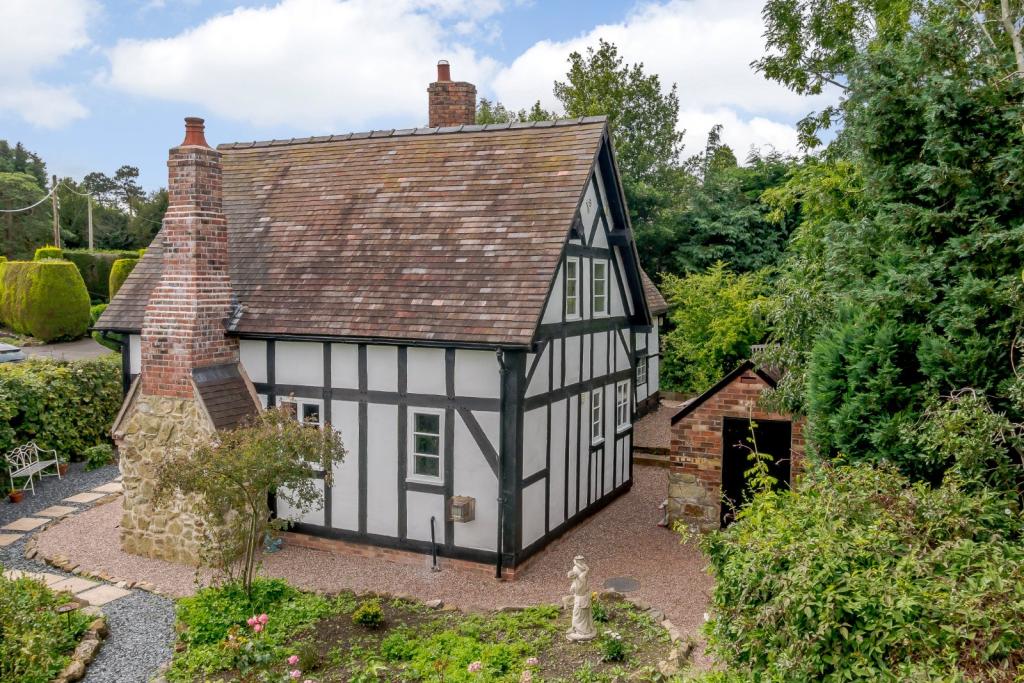 4 bedroom detached house for sale in The Alley, Little Wenlock