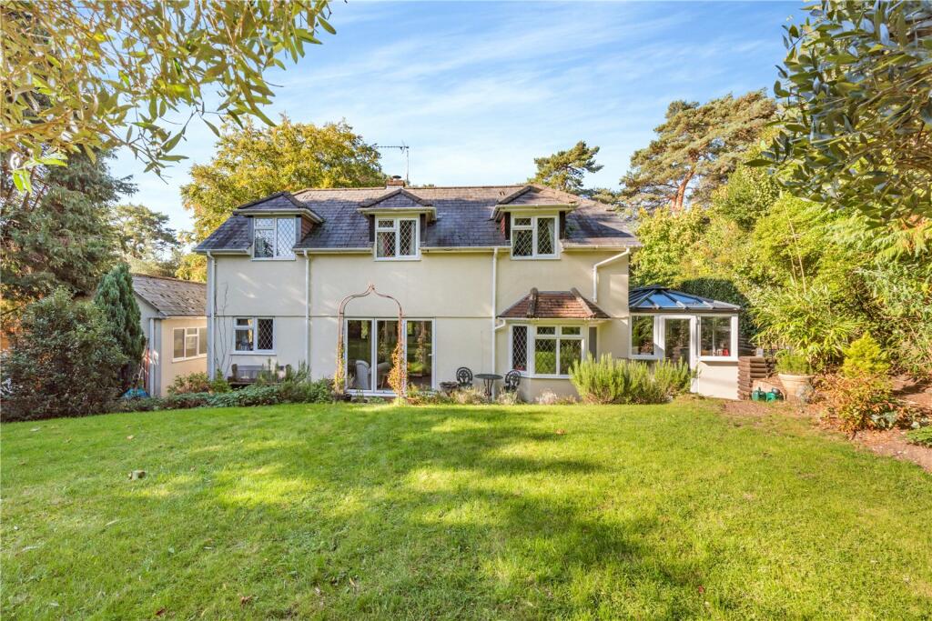 4 bedroom detached house for sale in Aveley Lane, Farnham, Surrey, GU9