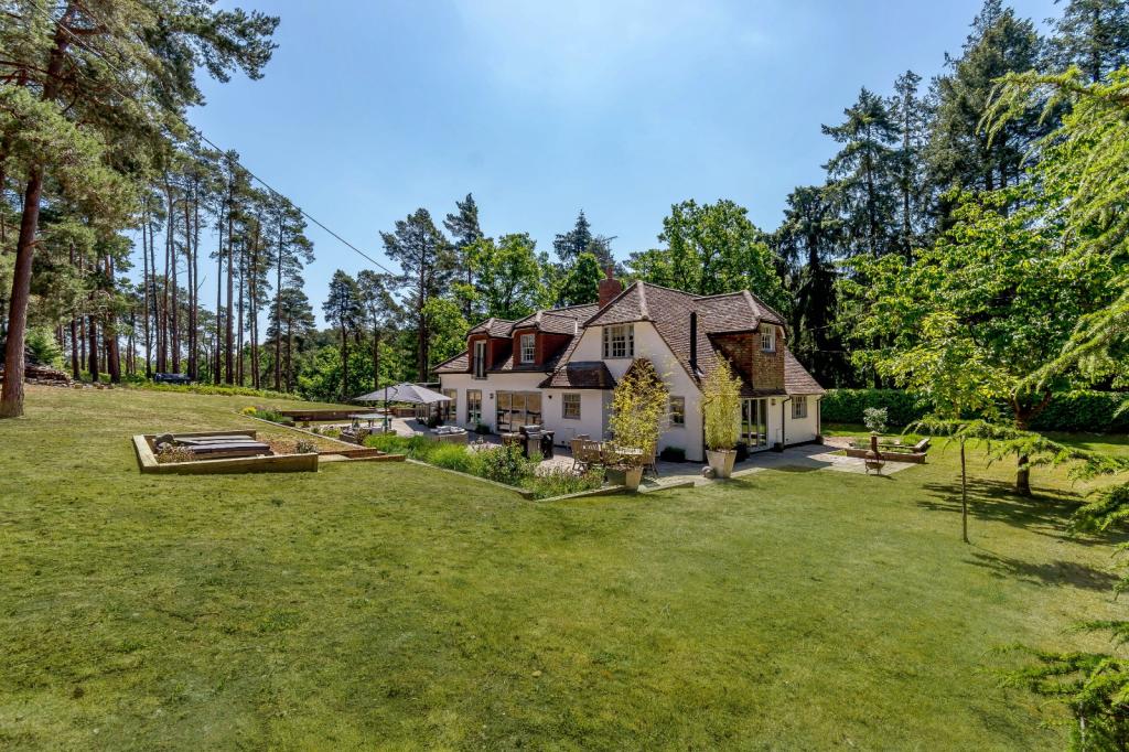 4 bedroom detached house for sale in Botany Hill, The Sands, Farnham