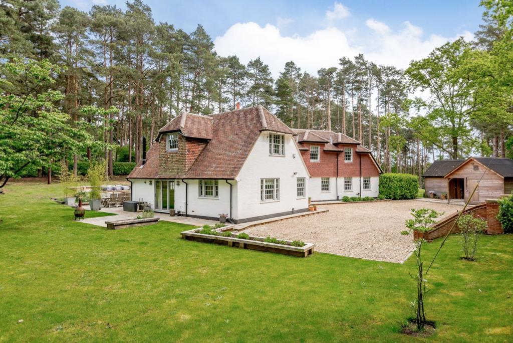 4 bedroom detached house for sale in Botany Hill, The Sands, Farnham