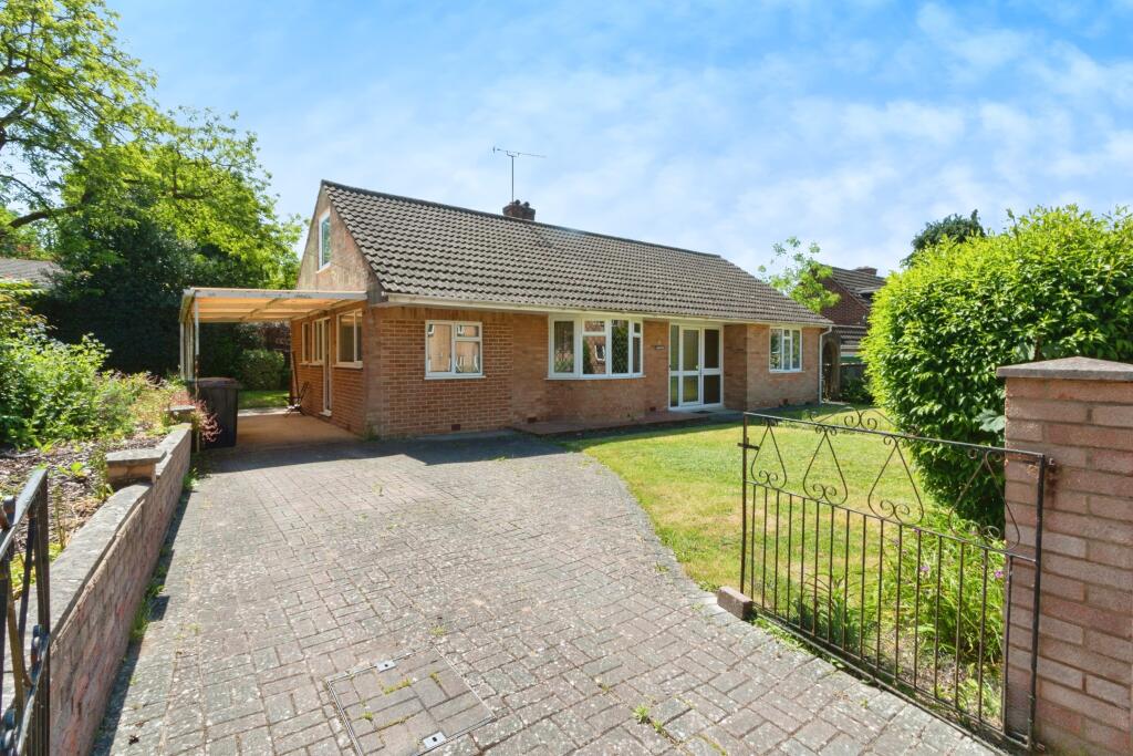 3 bedroom bungalow for sale in York Road, Camberley, Surrey, GU15