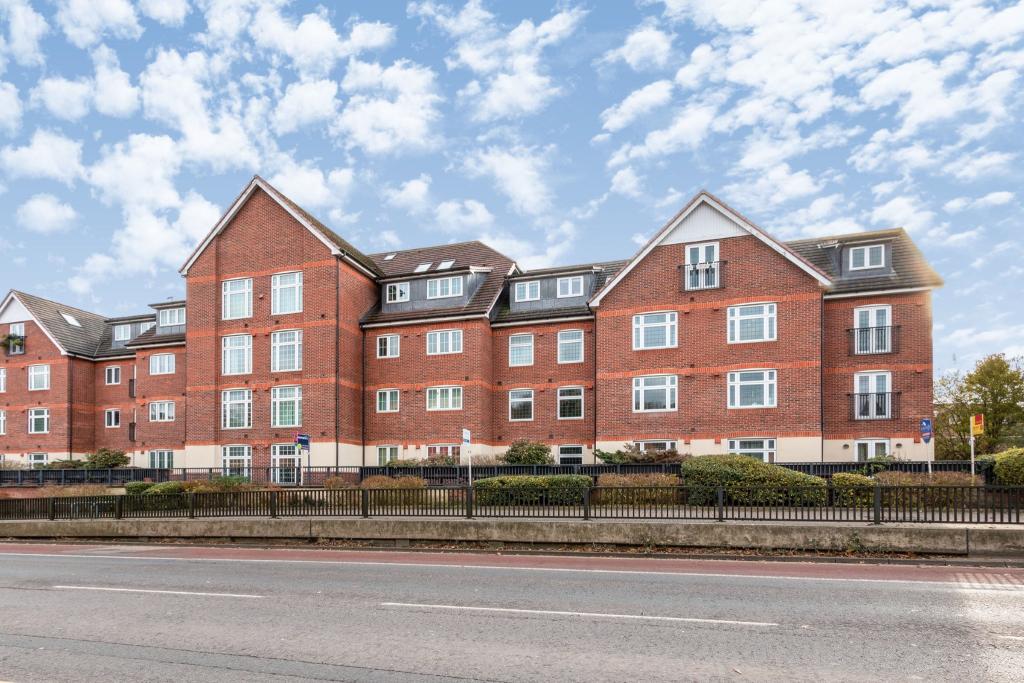 2 bedroom flat for sale in Dorchester Court, 283 London Road, Camberley