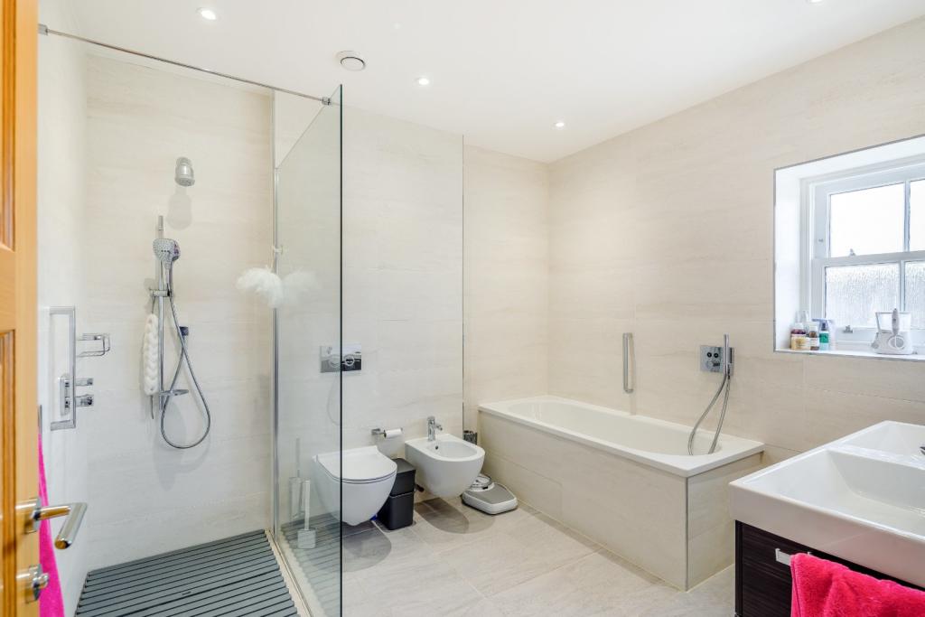 3 bedroom penthouse for sale in Gleneagle Manor, Townsend Lane