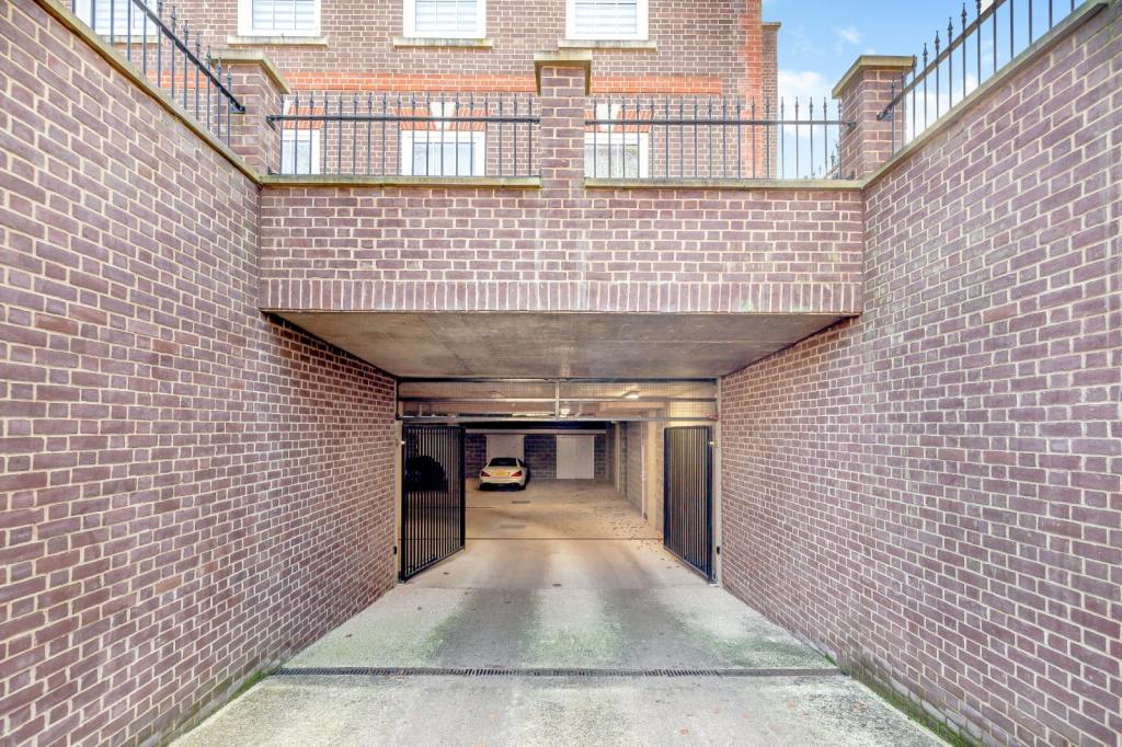 3 bedroom penthouse for sale in Gleneagle Manor, Townsend Lane