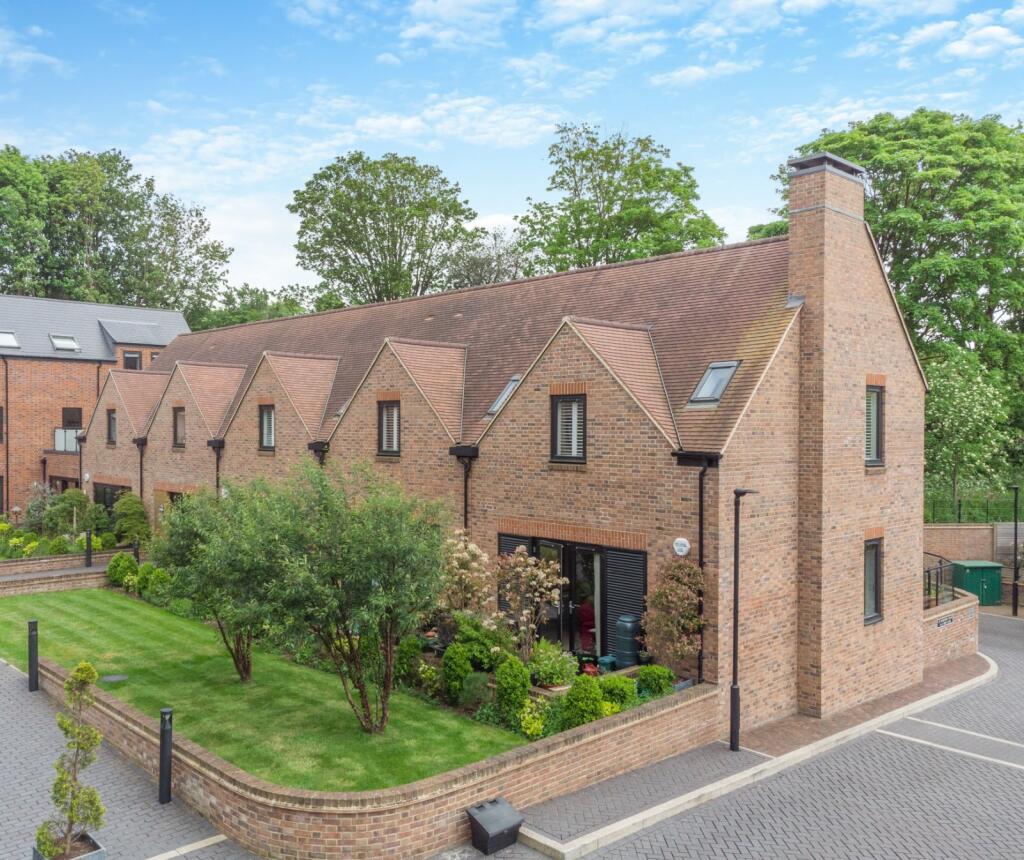 3 bedroom flat for sale in Gibbs Close, Harpenden, Hertfordshire, AL5