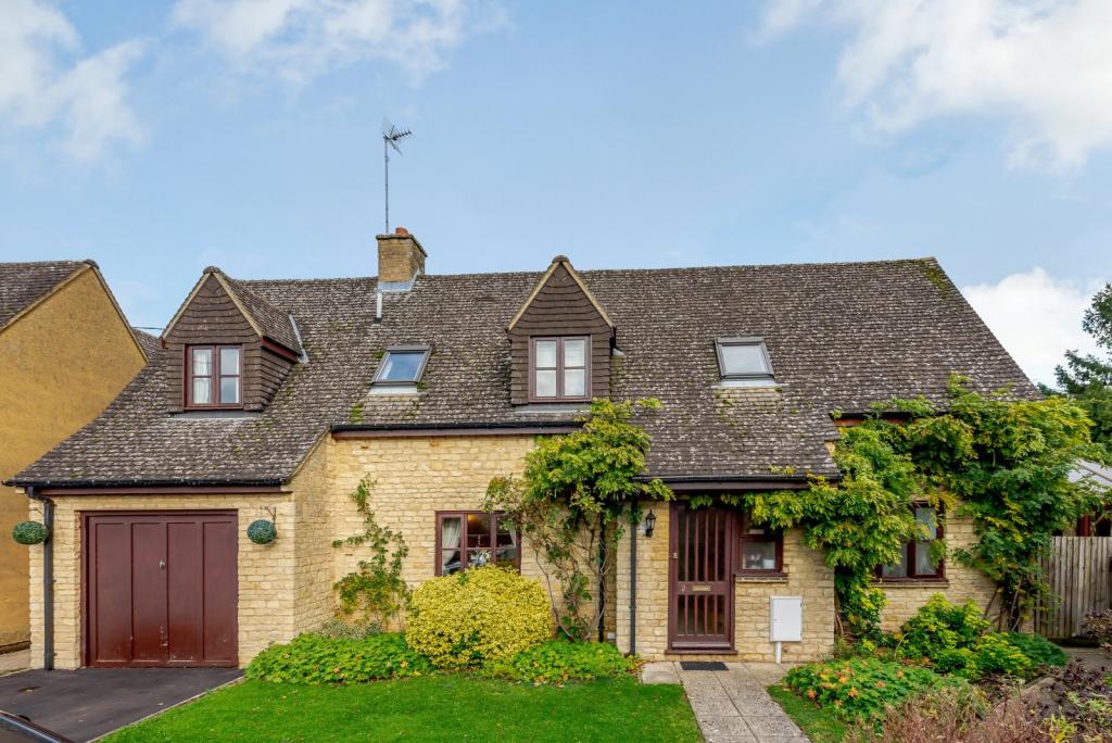4 bedroom detached house for sale in The Cedars, Greatworth, Banbury, Oxfordshire, OX17