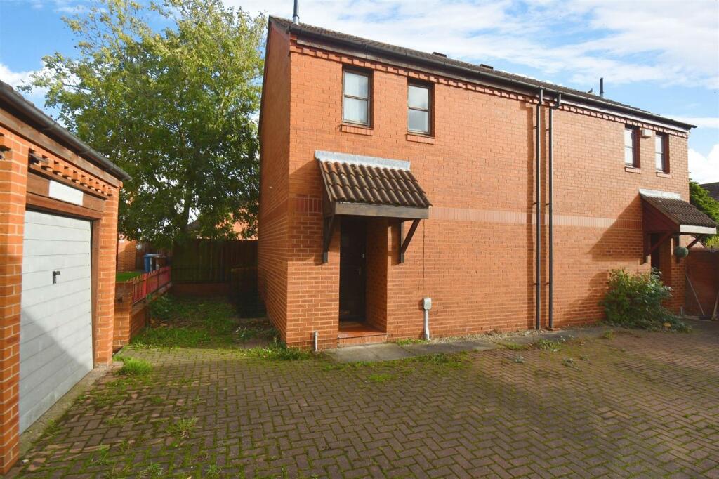 2 bedroom end of terrace house for sale in Admirals Croft, Hull, HU1