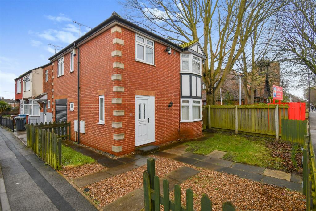 3 bedroom detached house for sale in Hall Road, Hull, HU6