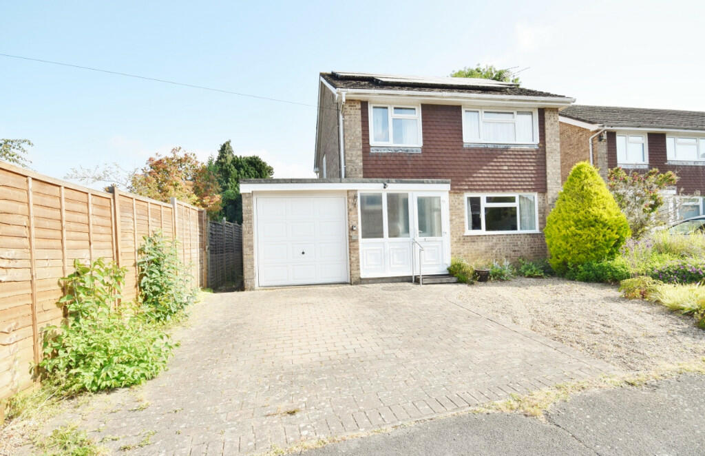 3 bedroom detached house for sale in Victoria Gardens, Fordingbridge