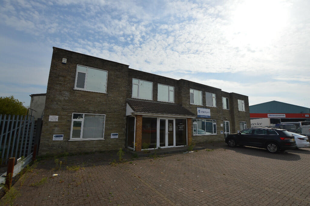 Commercial property for rent in Haviland Road, Wimborne, Dorset, BH21