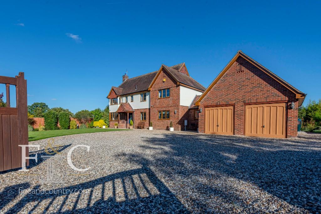 6 bedroom detached house for sale in Roydon, CM19