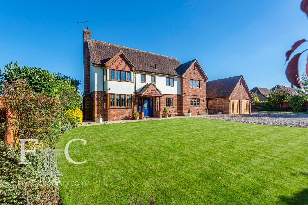 6 bedroom detached house for sale in Epping Road, Roydon, CM19
