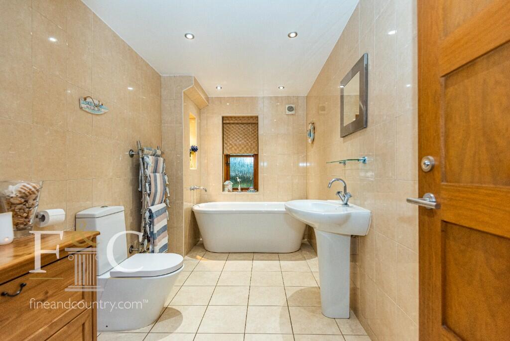 Additional property image - Hamlet Hill, Roydon
