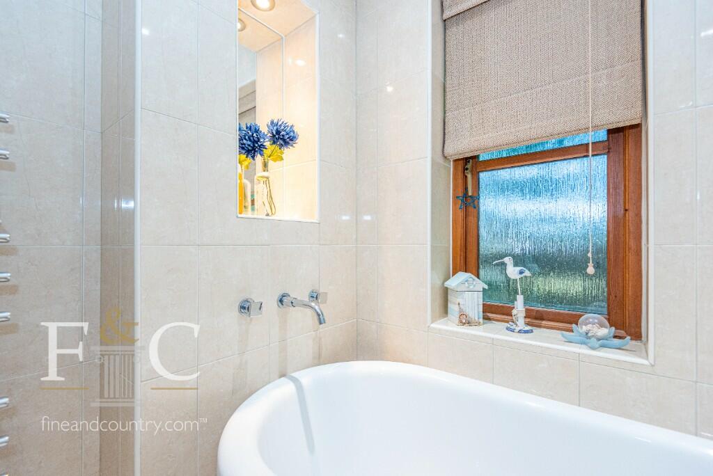 Additional property image - Hamlet Hill, Roydon