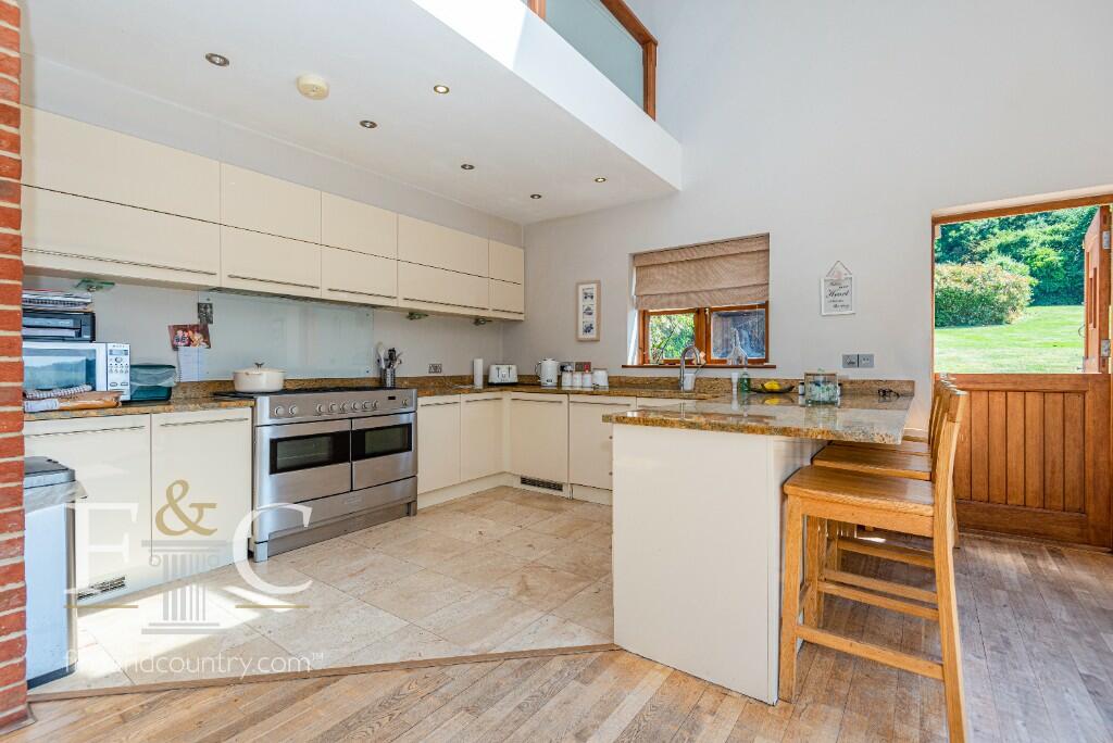 Additional property image - Hamlet Hill, Roydon