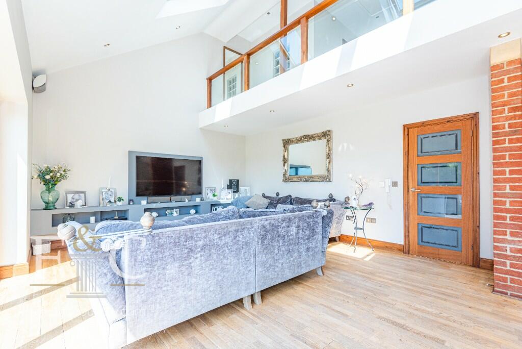 Additional property image - Hamlet Hill, Roydon