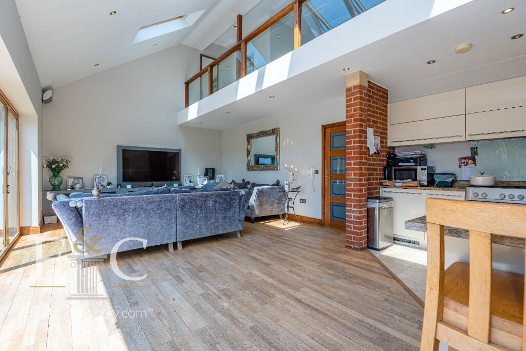 Additional property image - Hamlet Hill, Roydon