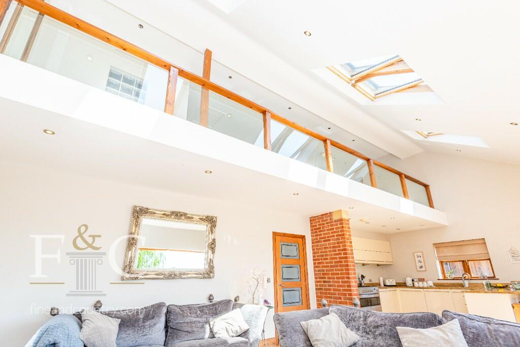 Additional property image - Hamlet Hill, Roydon