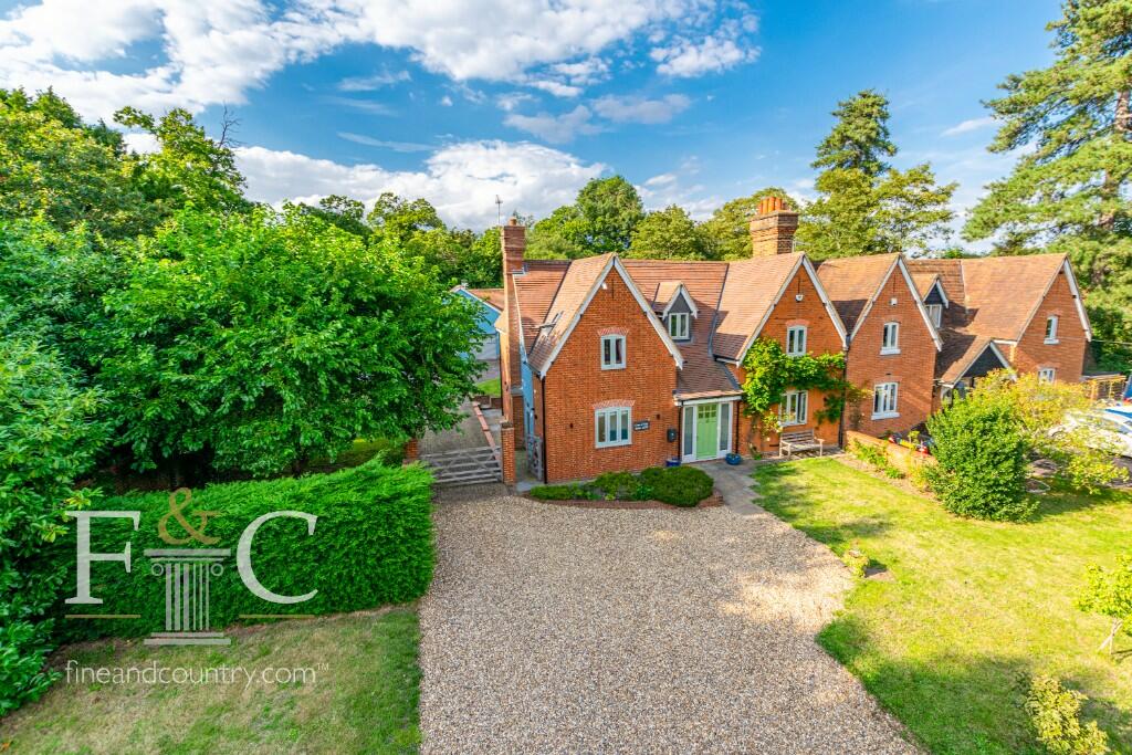 5 bedroom semidetached house for sale in Baas Hill, Broxbourne, EN10