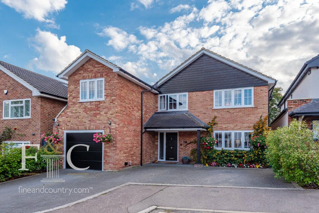 4 bedroom detached house for sale in Bassingbourne Close, Broxbourne, EN10