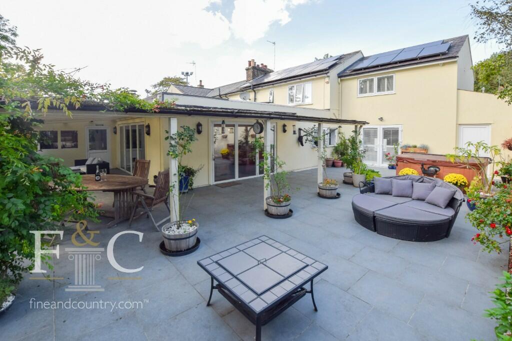 5 bedroom semidetached house for sale in Windmill Lane, Cheshunt