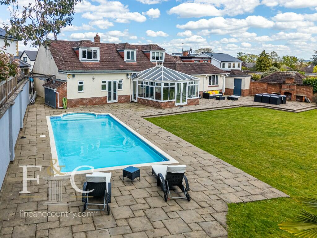 6 bedroom detached house for sale in Carnaby Road, Broxbourne, EN10
