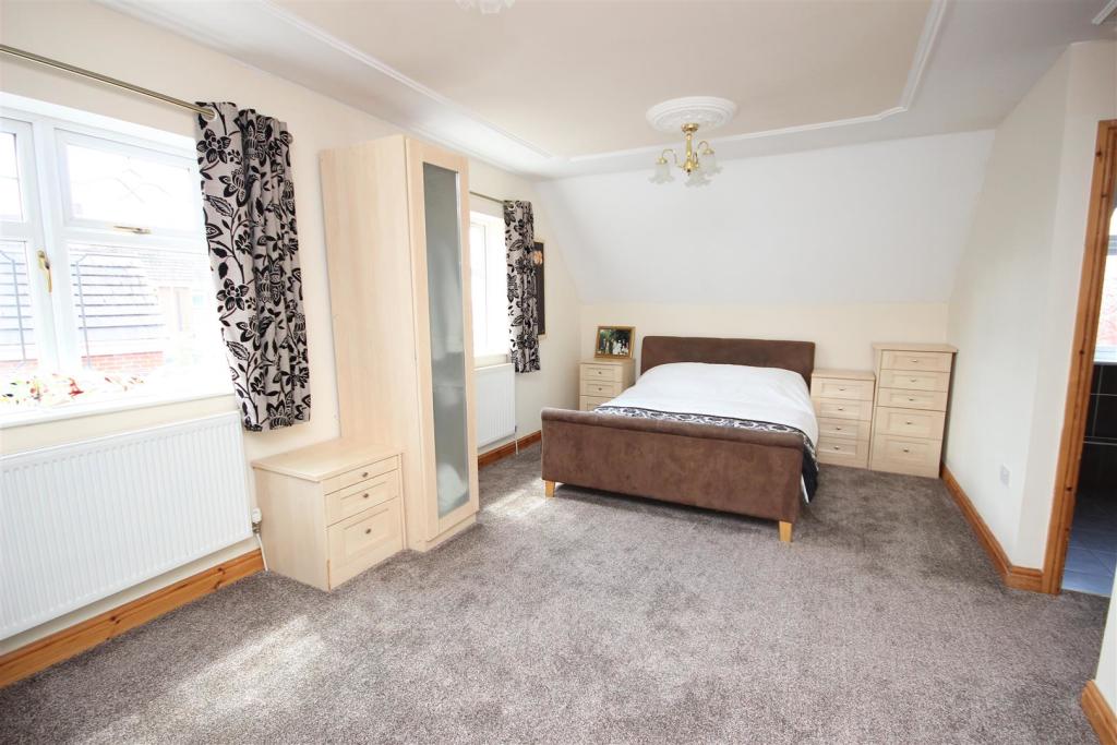 4 bedroom detached house for sale in Walton Heights, Walton Close