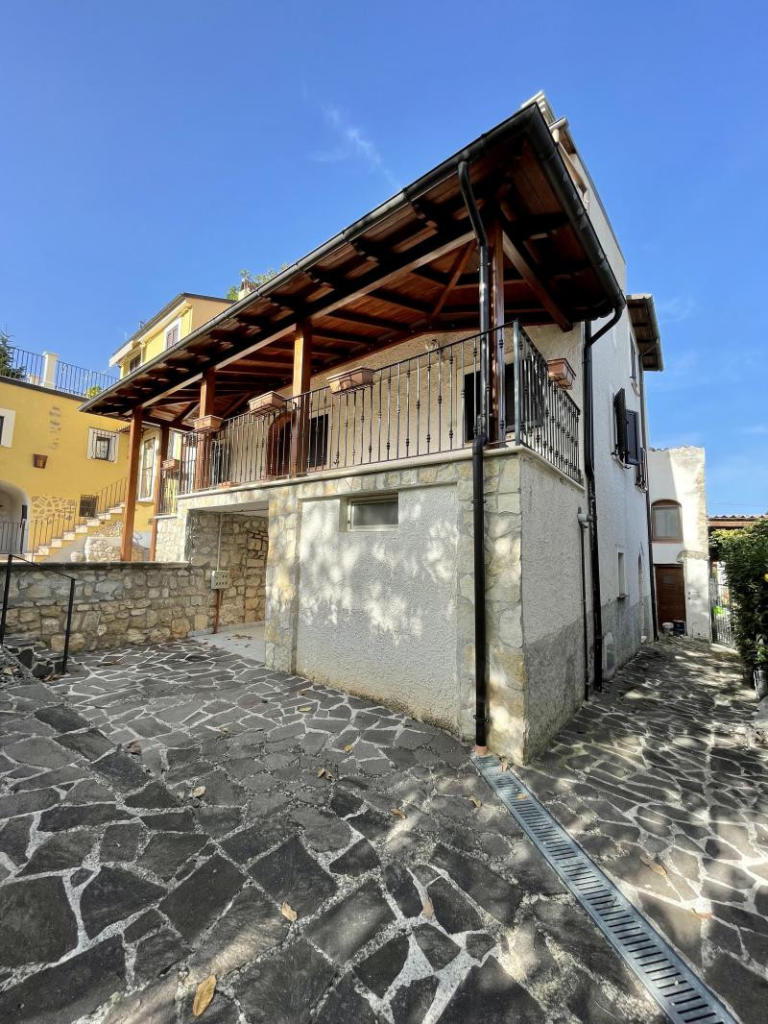 2 bedroom town house for sale in Abruzzo, L`Aquila, Introdacqua, Italy