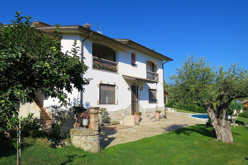 5 bedroom detached house for sale in Abruzzo, Teramo, Bisenti, Italy