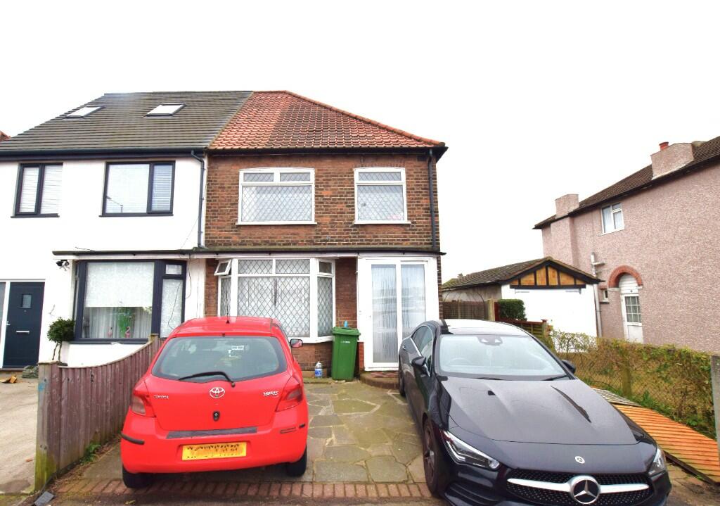 3 bedroom end of terrace house for sale in Hornchurch Road, Hornchurch