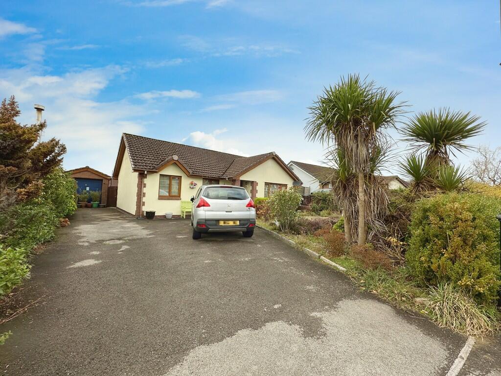 3 bedroom detached bungalow for sale in Bryn Canol, Cefn Hengoed