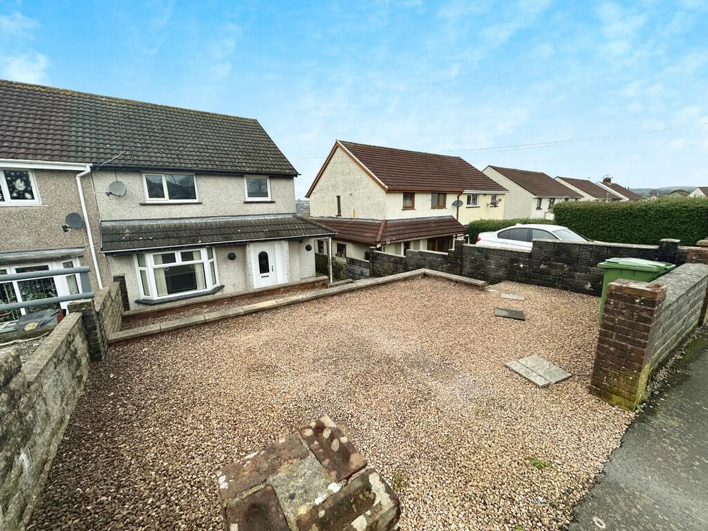 3 bedroom semidetached house for sale in Lansbury Avenue, Cefn Hengoed